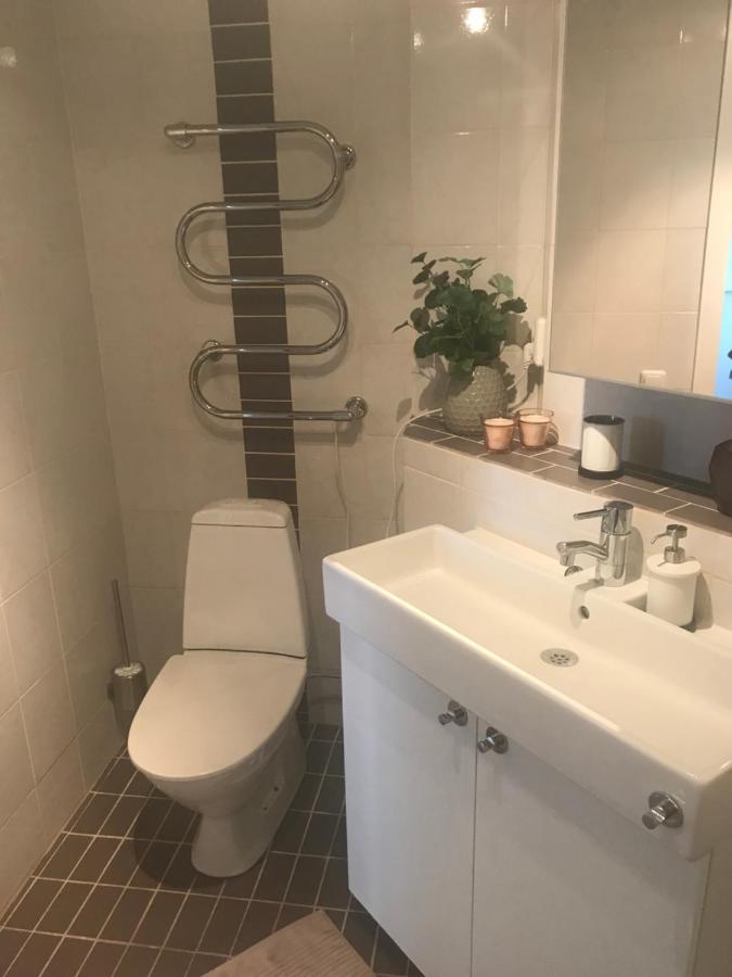 2 Rum Och Koek Pa Faerjestad Karlstad Exterior foto